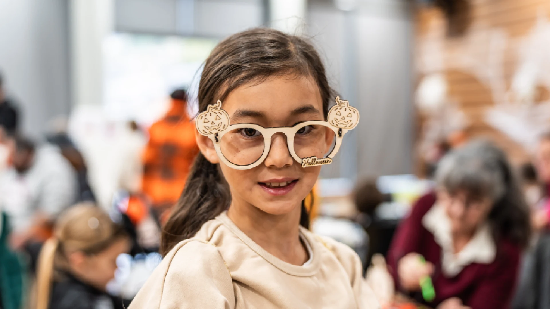 Les Graines d'Eveil propose des ateliers de création de lunettes-masques d'Halloween en bois. Ils fabriquent également des baguettes de sorciers, des citrouilles et des magnets en bois (manoires, fantômes...) C'est une animation sans inscription accessible aux enfants à partir de 3 ans et leurs familles. Ils décorent et assemblent leurs création. Ils repartent avec des lunettes d'Halloween gravés avec le nom de l'événement ou de la station de ski. Cette animation est à destination des stations de Savoie et offices de tourisme (Courchevel, Tignes, Val d'Isère, Sainte Foy, La Rosière, Les Arcs, Peisey-Vallandry, La Plagne, Val Thorens) et Haute Savoie (Megève, Combloux, Chamonix, Morzine les Gets, Annecy, Avoriaz, La Cluzaz...).