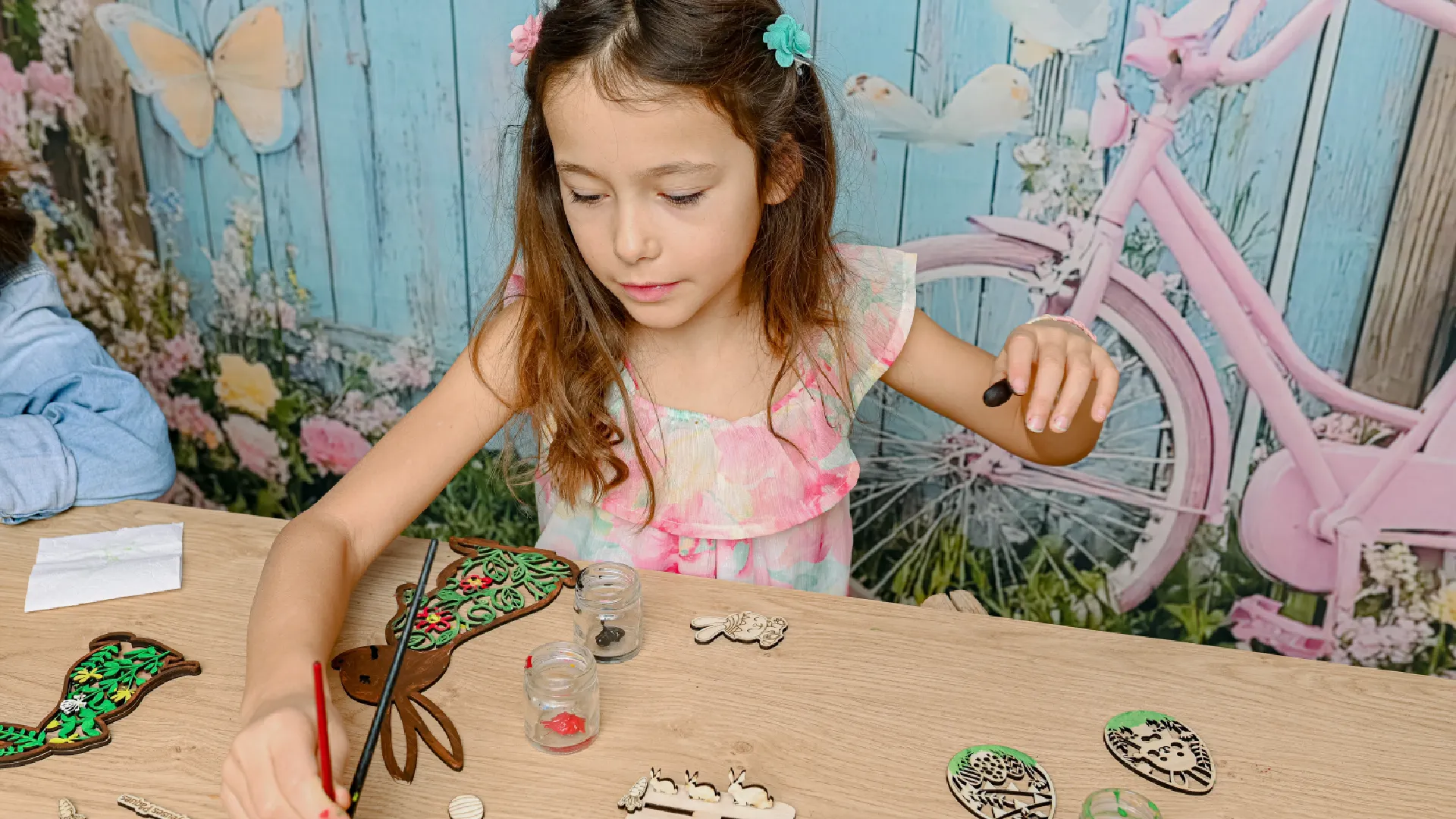 Un atelier de création en bois sur le thème de Pâques où les enfants fabriquent des lapins, des oeufs et des paniers en bois.