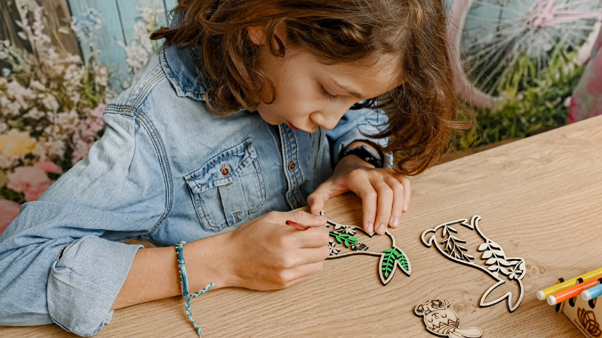 Un atelier de création en bois sur le thème de Pâques où les enfants fabriquent des lapins, des oeufs et des paniers en bois.