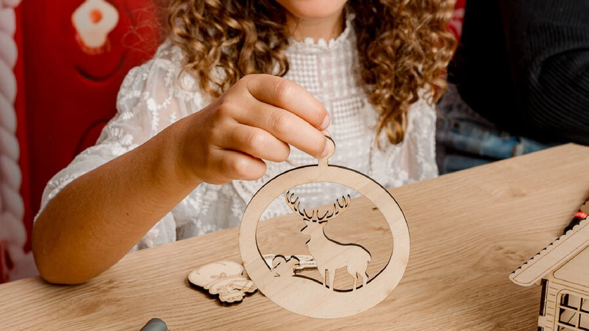 Ateliers de boules de Noël en bois pour les familles dans les stations de ski. Les enfants et les familles fabriquent des magnets en bois. Cette animation convient aux offices de tourisme est accessibles aux enfants dès 6 ans et leurs familles !. Ils repartent avec une boule de Noël en bois gravés avec le nom de l'événement ou de la station de ski. Cette animation est à destination des stations de Savoie et offices de tourisme (Courchevel, Tignes, Val d'Isère, Sainte Foy, La Rosière, Les Arcs, Peisey-Vallandry, La Plagne, Val Thorens) et Haute Savoie (Megève, Combloux, Chamonix, Morzine les Gets, Annecy, Avoriaz, La Cluzaz...). Il le personnalise avec des animaux, des flocons, des étoiles, des sapins... Les boules de Noël sont produits de manière locales et durables dans du bois d'origine française. Boule de Noël skieurs, boules de Noël cerf & écureuil, boule de Noël Bouquetin voici les modèles.