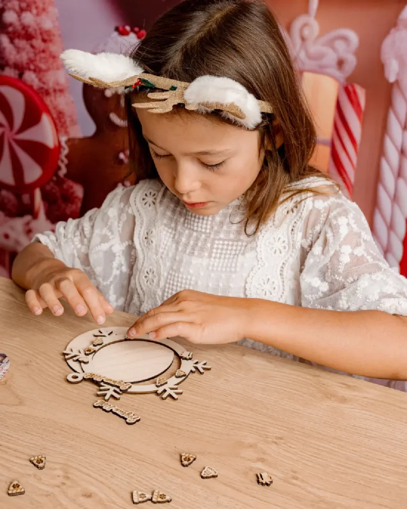 Ateliers de boules de Noël en bois pour les familles dans les stations de ski. Les enfants et les familles fabriquent des magnets en bois. Cette animation convient aux offices de tourisme est accessibles aux enfants dès 6 ans et leurs familles !. Ils repartent avec une boule de Noël en bois gravés avec le nom de l'événement ou de la station de ski. Cette animation est à destination des stations de Savoie et offices de tourisme (Courchevel, Tignes, Val d'Isère, Sainte Foy, La Rosière, Les Arcs, Peisey-Vallandry, La Plagne, Val Thorens) et Haute Savoie (Megève, Combloux, Chamonix, Morzine les Gets, Annecy, Avoriaz, La Cluzaz...). Il le personnalise avec des animaux, des flocons, des étoiles, des sapins... Les boules de Noël sont produits de manière locales et durables dans du bois d'origine française. Boule de Noël skieurs, boules de Noël cerf & écureuil, boule de Noël Bouquetin voici les modèles. Les enfants personnalisent les créations