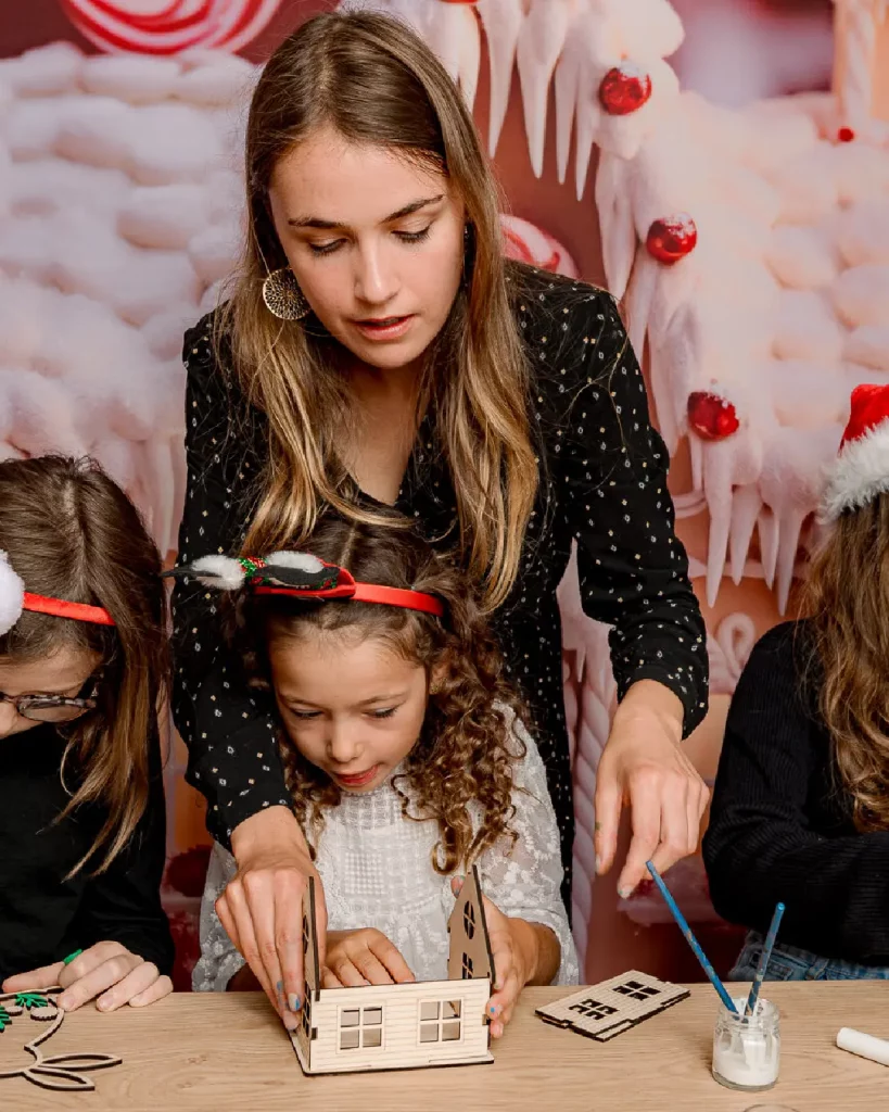 Ateliers de création en bois pour les familles dans les stations de ski. Les enfants et les familles fabriquent un chalet en bois composée de 10 pièces en bois. Cette animation convient aux offices de tourisme est accessibles aux enfants dès 6 ans et leurs familles ! Cet événement est accessible avec et sans inscription aux enfants à partir de 6 ans et leurs familles. Ils décorent et assemblent leurs création. Ils repartent avec un chalet en bois gravés avec le nom de l'événement ou de la station de ski. Cette animation est à destination des stations de Savoie et offices de tourisme (Courchevel, Tignes, Val d'Isère, Sainte Foy, La Rosière, Les Arcs, Peisey-Vallandry, La Plagne, Val Thorens) et Haute Savoie (Megève, Combloux, Chamonix, Morzine les Gets, Annecy, Avoriaz, La Cluzaz...). Il le personnalise avec des mini-ski, des flocons, des étoiles, des sapins...