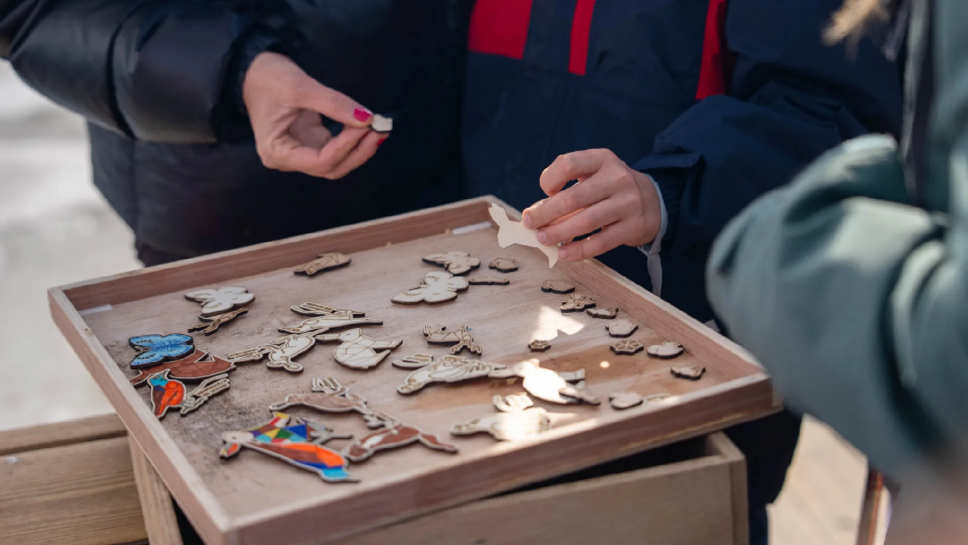 Ateliers de création en bois pour les familles dans les stations de ski. Les enfants et les familles fabriquent des magnets en bois. Cette animation convient aux offices de tourisme est accessibles aux enfants dès 6 ans et leurs familles ! Cet événement est accessible sans inscription aux enfants à partir de 6 ans et leurs familles. Ils décorent et assemblent leurs création. Ils repartent avec un magnet en bois gravés avec le nom de l'événement ou de la station de ski. Cette animation est à destination des stations de Savoie et offices de tourisme (Courchevel, Tignes, Val d'Isère, Sainte Foy, La Rosière, Les Arcs, Peisey-Vallandry, La Plagne, Val Thorens) et Haute Savoie (Megève, Combloux, Chamonix, Morzine les Gets, Annecy, Avoriaz, La Cluzaz...). Il le personnalise avec des animaux, des flocons, des étoiles, des sapins... Les magnets sont produits de manière locales et durables dans du bois d'origine française.