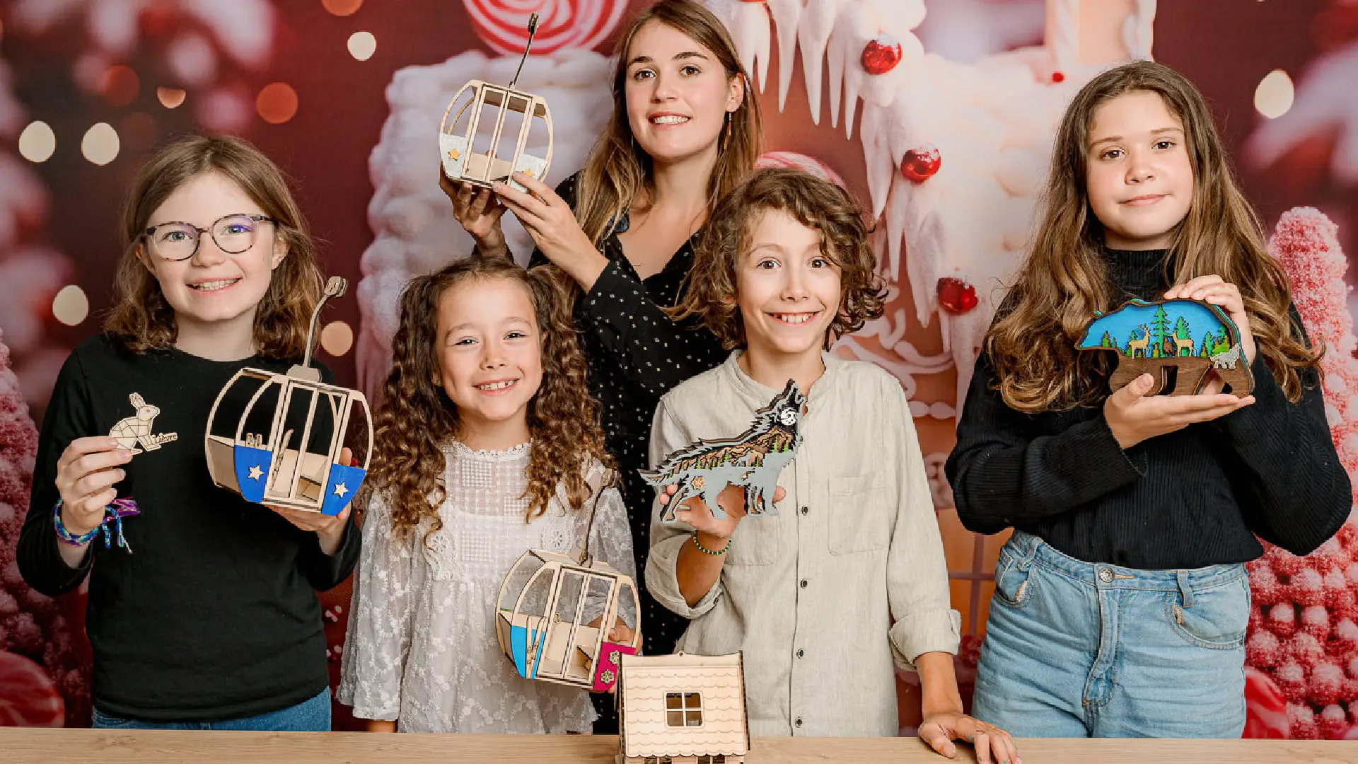 Atelier de création en bois pour enfants et familles avec animaux, fleurs alpines et décorations saisonnières