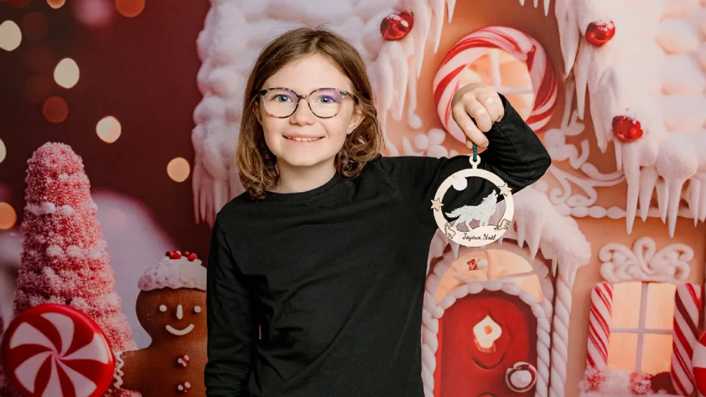 Ateliers de boules de Noël en bois pour les familles dans les stations de ski. Les enfants et les familles fabriquent des magnets en bois. Cette animation convient aux offices de tourisme est accessibles aux enfants dès 6 ans et leurs familles !. Ils repartent avec une boule de Noël en bois gravés avec le nom de l'événement ou de la station de ski. Cette animation est à destination des stations de Savoie et offices de tourisme (Courchevel, Tignes, Val d'Isère, Sainte Foy, La Rosière, Les Arcs, Peisey-Vallandry, La Plagne, Val Thorens) et Haute Savoie (Megève, Combloux, Chamonix, Morzine les Gets, Annecy, Avoriaz, La Cluzaz...). Il le personnalise avec des animaux, des flocons, des étoiles, des sapins... Les boules de Noël sont produits de manière locales et durables dans du bois d'origine française. Boule de Noël skieurs, boules de Noël cerf & écureuil, boule de Noël Bouquetin voici les modèles.