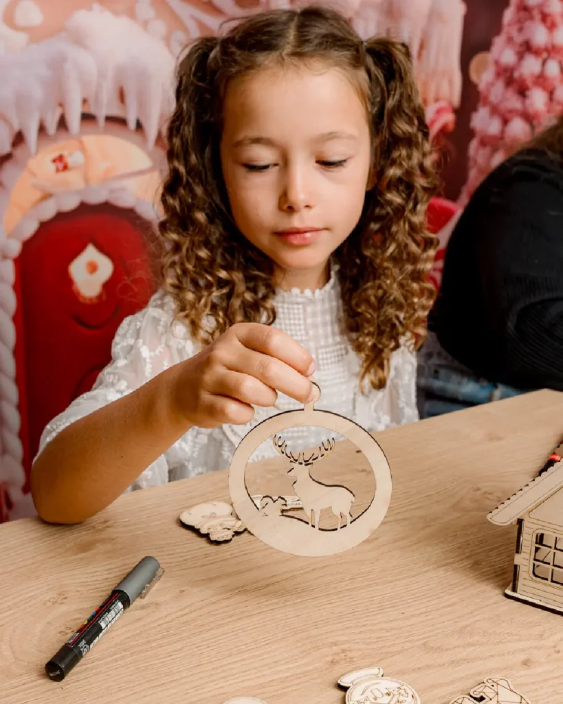 Ateliers de boules de Noël en bois pour les familles dans les stations de ski. Les enfants et les familles fabriquent des magnets en bois. Cette animation convient aux offices de tourisme est accessibles aux enfants dès 6 ans et leurs familles !. Ils repartent avec une boule de Noël en bois gravés avec le nom de l'événement ou de la station de ski. Cette animation est à destination des stations de Savoie et offices de tourisme (Courchevel, Tignes, Val d'Isère, Sainte Foy, La Rosière, Les Arcs, Peisey-Vallandry, La Plagne, Val Thorens) et Haute Savoie (Megève, Combloux, Chamonix, Morzine les Gets, Annecy, Avoriaz, La Cluzaz...). Il le personnalise avec des animaux, des flocons, des étoiles, des sapins... Les boules de Noël sont produits de manière locales et durables dans du bois d'origine française. Boule de Noël skieurs, boules de Noël cerf & écureuil, boule de Noël Bouquetin voici les modèles.
