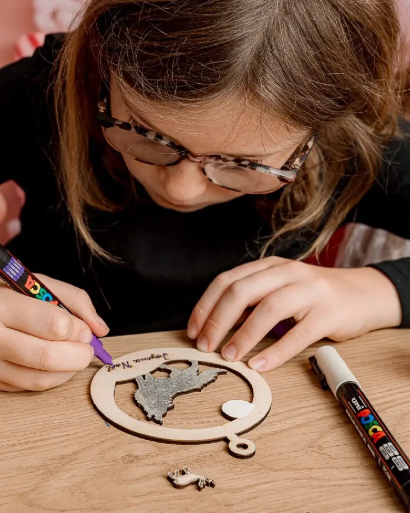 Ateliers de boules de Noël en bois pour les familles dans les stations de ski. Les enfants et les familles fabriquent des magnets en bois. Cette animation convient aux offices de tourisme est accessibles aux enfants dès 6 ans et leurs familles !. Ils repartent avec une boule de Noël en bois gravés avec le nom de l'événement ou de la station de ski. Cette animation est à destination des stations de Savoie et offices de tourisme (Courchevel, Tignes, Val d'Isère, Sainte Foy, La Rosière, Les Arcs, Peisey-Vallandry, La Plagne, Val Thorens) et Haute Savoie (Megève, Combloux, Chamonix, Morzine les Gets, Annecy, Avoriaz, La Cluzaz...). Il le personnalise avec des animaux, des flocons, des étoiles, des sapins... Les boules de Noël sont produits de manière locales et durables dans du bois d'origine française. Boule de Noël skieurs, boules de Noël cerf & écureuil, boule de Noël Bouquetin voici les modèles.