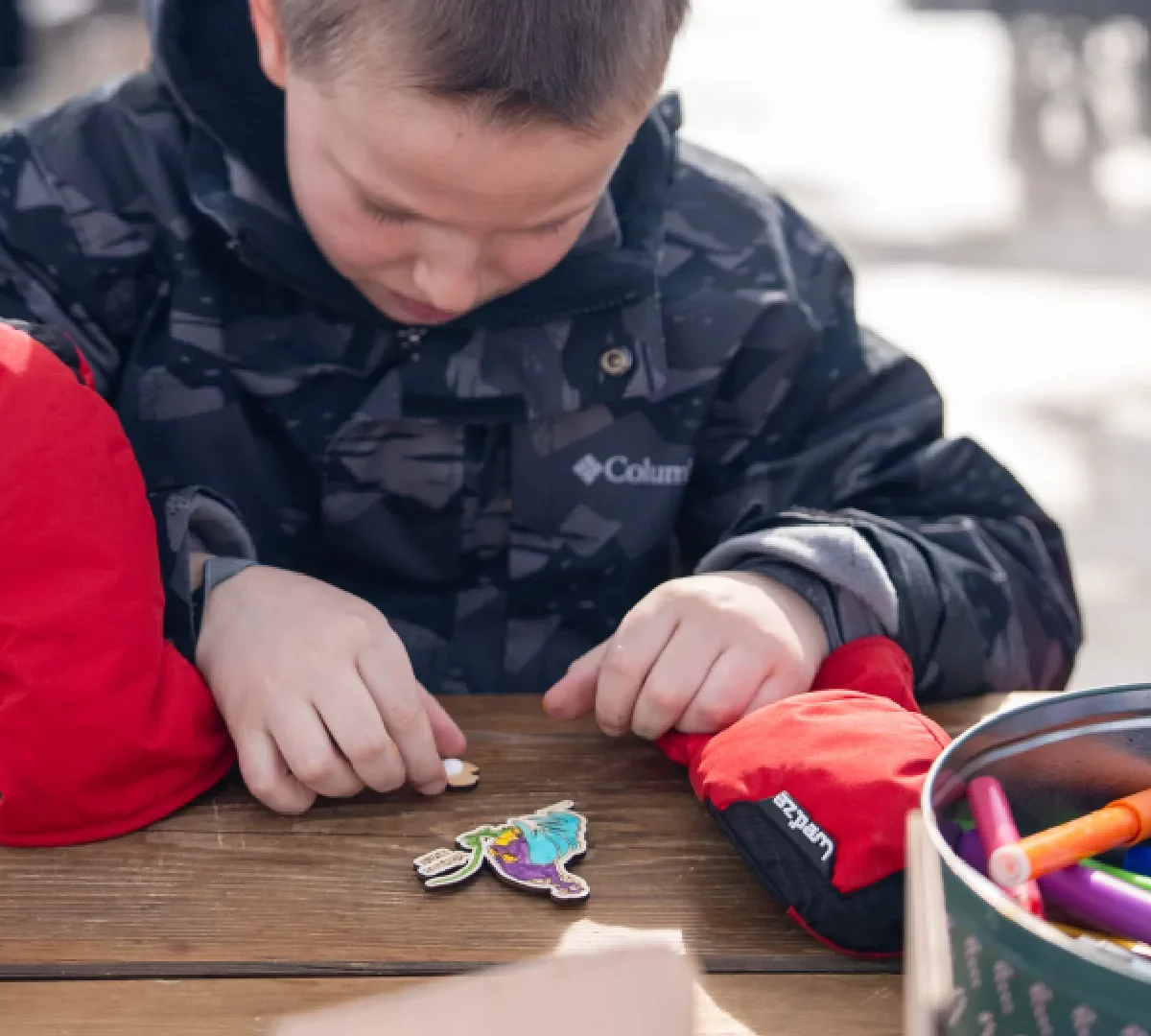 Ateliers de création en bois pour les familles dans les stations de ski. Les enfants et les familles fabriquent des magnets en bois. Cette animation convient aux offices de tourisme est accessibles aux enfants dès 6 ans et leurs familles ! Cet événement est accessible sans inscription aux enfants à partir de 6 ans et leurs familles. Ils décorent et assemblent leurs création. Ils repartent avec un magnet en bois gravés avec le nom de l'événement ou de la station de ski. Cette animation est à destination des stations de Savoie et offices de tourisme (Courchevel, Tignes, Val d'Isère, Sainte Foy, La Rosière, Les Arcs, Peisey-Vallandry, La Plagne, Val Thorens) et Haute Savoie (Megève, Combloux, Chamonix, Morzine les Gets, Annecy, Avoriaz, La Cluzaz...). Il le personnalise avec des animaux, des flocons, des étoiles, des sapins... Les magnets sont produits de manière locales et durables dans du bois d'origine française.