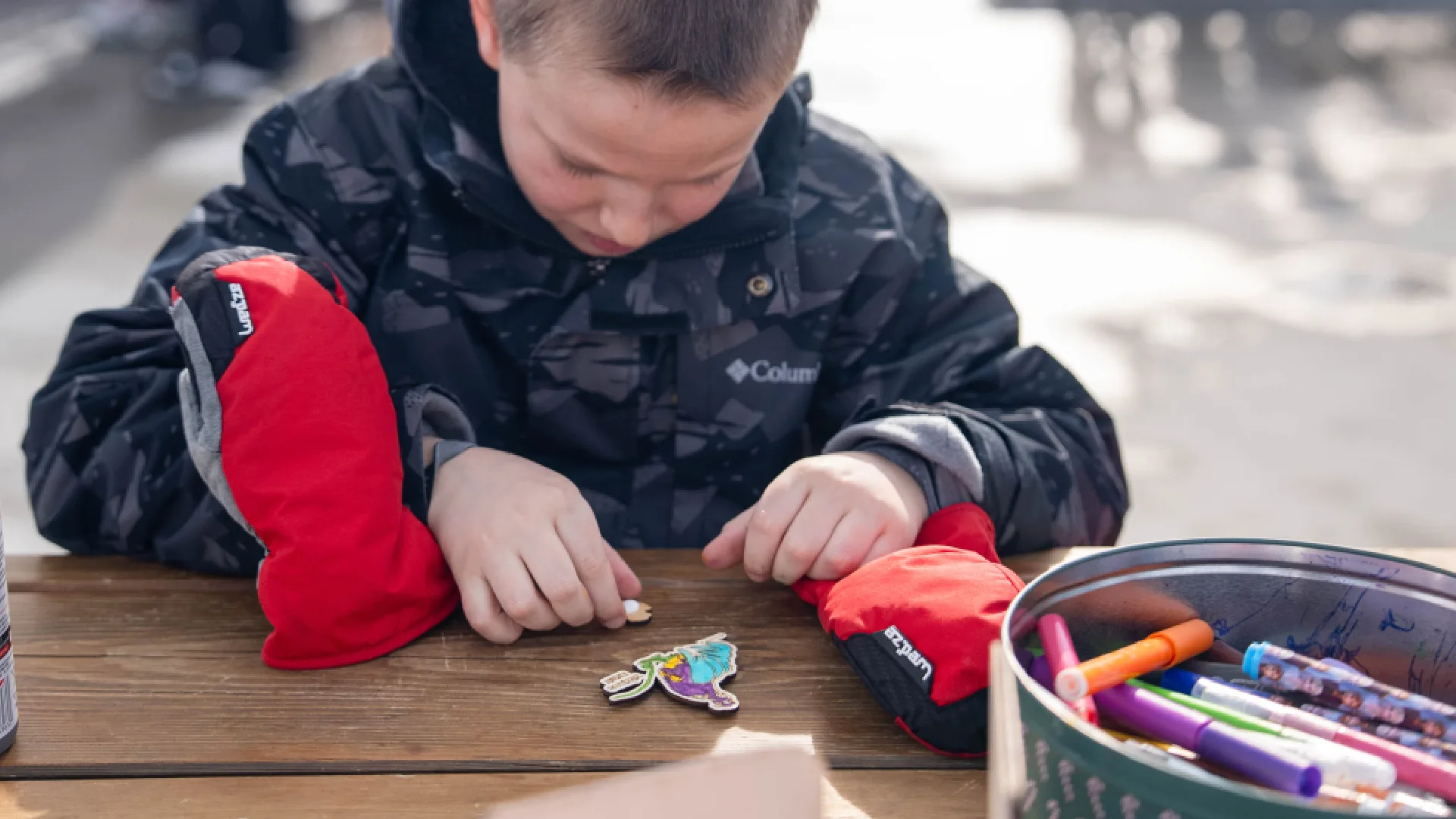 Ateliers de création en bois pour les familles dans les stations de ski. Les enfants et les familles fabriquent des magnets en bois. Cette animation convient aux offices de tourisme est accessibles aux enfants dès 6 ans et leurs familles ! Cet événement est accessible sans inscription aux enfants à partir de 6 ans et leurs familles. Ils décorent et assemblent leurs création. Ils repartent avec un magnet en bois gravés avec le nom de l'événement ou de la station de ski. Cette animation est à destination des stations de Savoie et offices de tourisme (Courchevel, Tignes, Val d'Isère, Sainte Foy, La Rosière, Les Arcs, Peisey-Vallandry, La Plagne, Val Thorens) et Haute Savoie (Megève, Combloux, Chamonix, Morzine les Gets, Annecy, Avoriaz, La Cluzaz...). Il le personnalise avec des animaux, des flocons, des étoiles, des sapins... Les magnets sont produits de manière locales et durables dans du bois d'origine française.