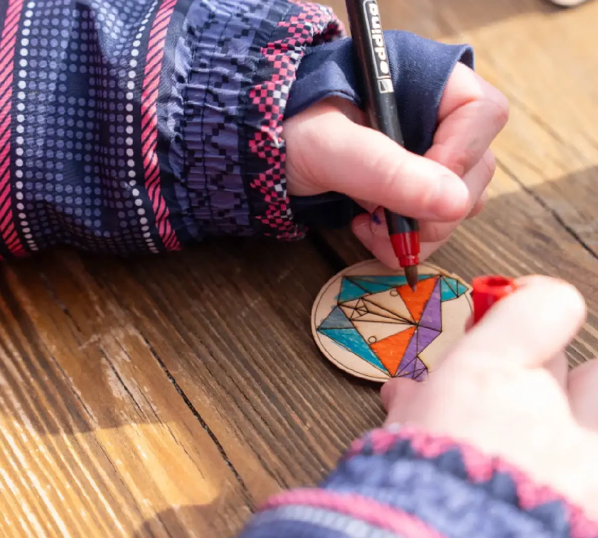 Ateliers de création en bois pour les familles dans les stations de ski. Les enfants et les familles fabriquent des magnets en bois. Cette animation convient aux offices de tourisme est accessibles aux enfants dès 6 ans et leurs familles ! Cet événement est accessible sans inscription aux enfants à partir de 6 ans et leurs familles. Ils décorent et assemblent leurs création. Ils repartent avec un magnet en bois gravés avec le nom de l'événement ou de la station de ski. Cette animation est à destination des stations de Savoie et offices de tourisme (Courchevel, Tignes, Val d'Isère, Sainte Foy, La Rosière, Les Arcs, Peisey-Vallandry, La Plagne, Val Thorens) et Haute Savoie (Megève, Combloux, Chamonix, Morzine les Gets, Annecy, Avoriaz, La Cluzaz...). Il le personnalise avec des animaux, des flocons, des étoiles, des sapins... Les magnets sont produits de manière locales et durables dans du bois d'origine française.