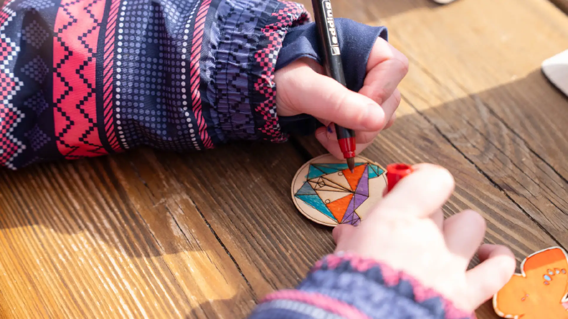 Ateliers de création en bois pour les familles dans les stations de ski. Les enfants et les familles fabriquent des magnets en bois. Cette animation convient aux offices de tourisme est accessibles aux enfants dès 6 ans et leurs familles ! Cet événement est accessible sans inscription aux enfants à partir de 6 ans et leurs familles. Ils décorent et assemblent leurs création. Ils repartent avec un magnet en bois gravés avec le nom de l'événement ou de la station de ski. Cette animation est à destination des stations de Savoie et offices de tourisme (Courchevel, Tignes, Val d'Isère, Sainte Foy, La Rosière, Les Arcs, Peisey-Vallandry, La Plagne, Val Thorens) et Haute Savoie (Megève, Combloux, Chamonix, Morzine les Gets, Annecy, Avoriaz, La Cluzaz...). Il le personnalise avec des animaux, des flocons, des étoiles, des sapins... Les magnets sont produits de manière locales et durables dans du bois d'origine française.