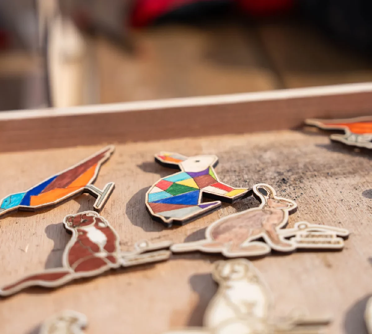 Ateliers de création en bois pour les familles dans les stations de ski. Les enfants et les familles fabriquent des magnets en bois. Cette animation convient aux offices de tourisme est accessibles aux enfants dès 6 ans et leurs familles ! Cet événement est accessible sans inscription aux enfants à partir de 6 ans et leurs familles. Ils décorent et assemblent leurs création. Ils repartent avec un magnet en bois gravés avec le nom de l'événement ou de la station de ski. Cette animation est à destination des stations de Savoie et offices de tourisme (Courchevel, Tignes, Val d'Isère, Sainte Foy, La Rosière, Les Arcs, Peisey-Vallandry, La Plagne, Val Thorens) et Haute Savoie (Megève, Combloux, Chamonix, Morzine les Gets, Annecy, Avoriaz, La Cluzaz...). Il le personnalise avec des animaux, des flocons, des étoiles, des sapins... Les magnets sont produits de manière locales et durables dans du bois d'origine française.