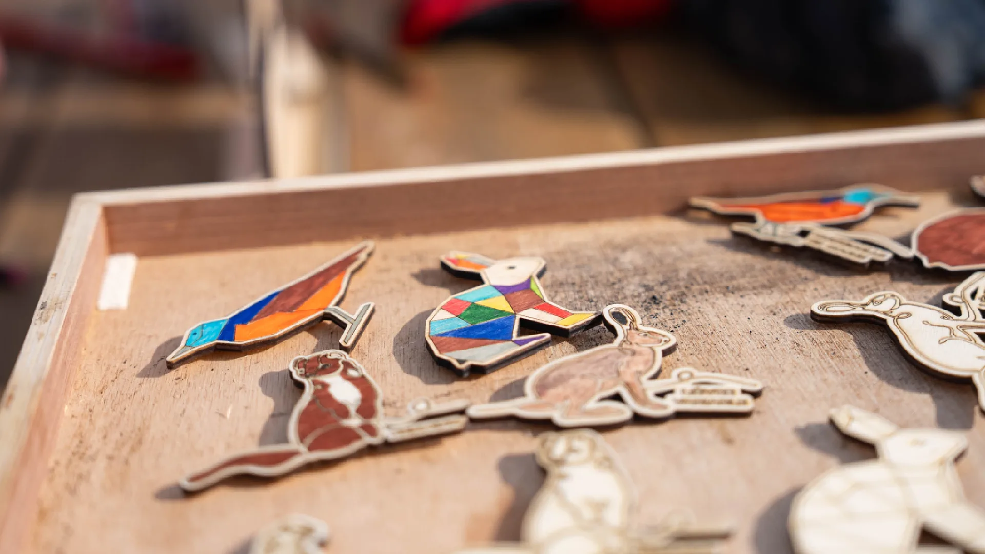 Ateliers de création en bois pour les familles dans les stations de ski. Les enfants et les familles fabriquent des magnets en bois. Cette animation convient aux offices de tourisme est accessibles aux enfants dès 6 ans et leurs familles ! Cet événement est accessible sans inscription aux enfants à partir de 6 ans et leurs familles. Ils décorent et assemblent leurs création. Ils repartent avec un magnet en bois gravés avec le nom de l'événement ou de la station de ski. Cette animation est à destination des stations de Savoie et offices de tourisme (Courchevel, Tignes, Val d'Isère, Sainte Foy, La Rosière, Les Arcs, Peisey-Vallandry, La Plagne, Val Thorens) et Haute Savoie (Megève, Combloux, Chamonix, Morzine les Gets, Annecy, Avoriaz, La Cluzaz...). Il le personnalise avec des animaux, des flocons, des étoiles, des sapins... Les magnets sont produits de manière locales et durables dans du bois d'origine française.