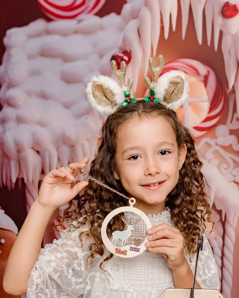Ateliers de boules de Noël en bois pour les familles dans les stations de ski. Les enfants et les familles fabriquent des magnets en bois. Cette animation convient aux offices de tourisme est accessibles aux enfants dès 6 ans et leurs familles !. Ils repartent avec une boule de Noël en bois gravés avec le nom de l'événement ou de la station de ski. Cette animation est à destination des stations de Savoie et offices de tourisme (Courchevel, Tignes, Val d'Isère, Sainte Foy, La Rosière, Les Arcs, Peisey-Vallandry, La Plagne, Val Thorens) et Haute Savoie (Megève, Combloux, Chamonix, Morzine les Gets, Annecy, Avoriaz, La Cluzaz...). Il le personnalise avec des animaux, des flocons, des étoiles, des sapins... Les boules de Noël sont produits de manière locales et durables dans du bois d'origine française. Boule de Noël skieurs, boules de Noël cerf & écureuil, boule de Noël Bouquetin voici les modèles.