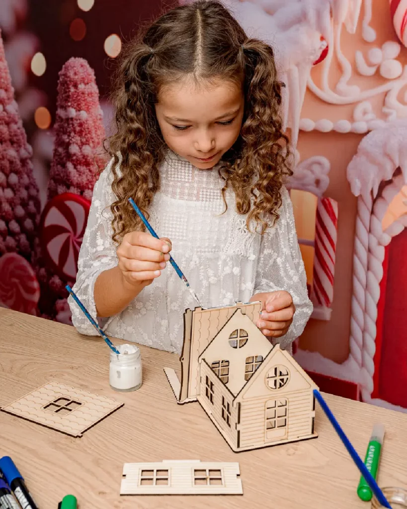 Ateliers de création en bois pour les familles dans les stations de ski. Les enfants et les familles fabriquent un chalet en bois composée de 10 pièces en bois. Cette animation convient aux offices de tourisme est accessibles aux enfants dès 6 ans et leurs familles ! Cet événement est accessible avec et sans inscription aux enfants à partir de 6 ans et leurs familles. Ils décorent et assemblent leurs création. Ils repartent avec un chalet en bois gravés avec le nom de l'événement ou de la station de ski. Cette animation est à destination des stations de Savoie et offices de tourisme (Courchevel, Tignes, Val d'Isère, Sainte Foy, La Rosière, Les Arcs, Peisey-Vallandry, La Plagne, Val Thorens) et Haute Savoie (Megève, Combloux, Chamonix, Morzine les Gets, Annecy, Avoriaz, La Cluzaz...). Il le personnalise avec des mini-ski, des flocons, des étoiles, des sapins...