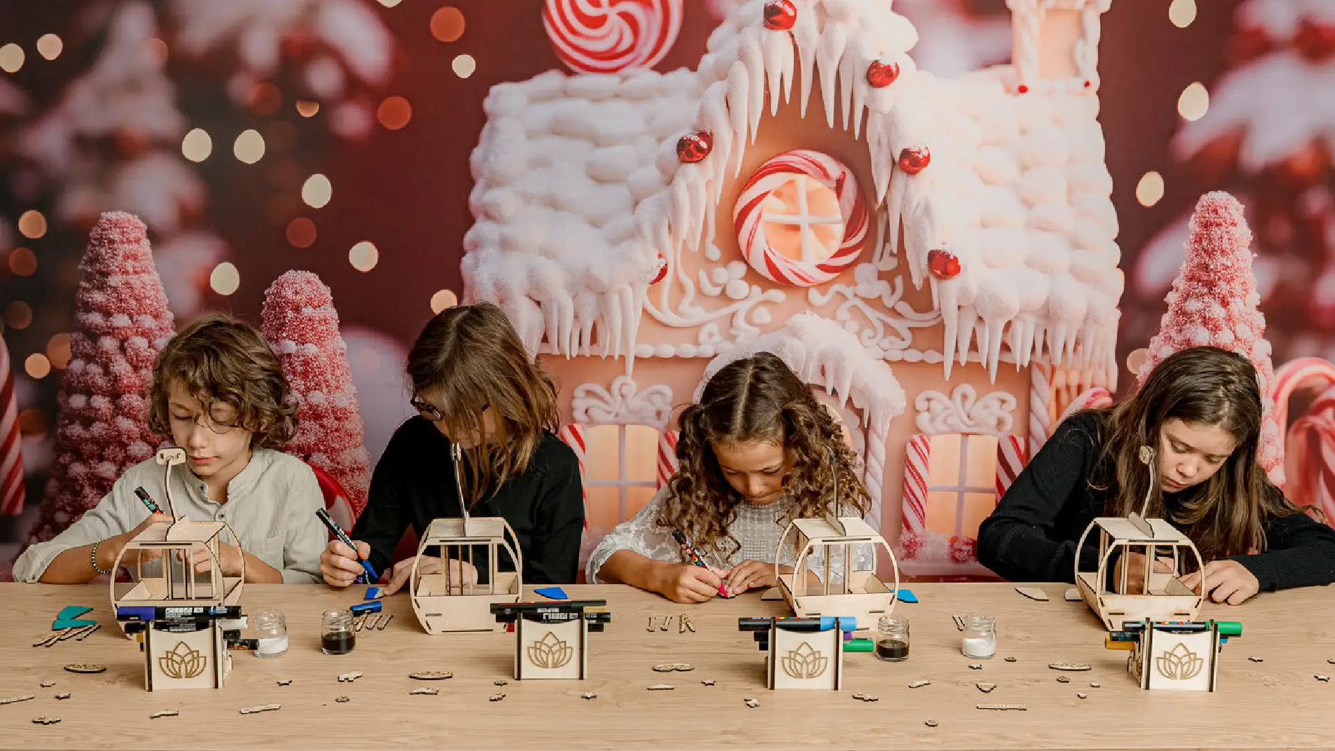 Les graines d'éveil propose un atelier de création de télécabines en bois décoré avec de la peinture et des éléments en bois (flocons, skis, étoiles.) Ateliers de création en bois pour les familles dans les stations de ski et les offices de tourisme. Les enfants et les familles fabriquent une télécabine en bois composée de 20 pièces en bois. Cette animation convient aux offices de tourisme est accessibles aux enfants dès 6 ans et leurs familles ! Cet événement proposé par Les graines d'Eveil est accessible avec et sans inscription aux enfants à partir de 6 ans et leurs familles. Ils décorent et assemblent leurs création. Ils repartent avec une télécabine gravés avec le nom de l'événement ou de la station de ski. Cette animation est à destination des stations de Savoie et offices de tourisme (Courchevel, Tignes, Val d'Isère, Sainte Foy, La Rosière, Les Arcs, Peisey-Vallandry, La Plagne, Val Thorens) et Haute Savoie (Megève, Combloux, Chamonix, Morzine les Gets, Annecy, Avoriaz, La Cluzaz...). Il le personnalise avec des mini-ski, des flocons, des étoiles, des sapins... Il utilise un fil en bois pour la suspendre à la maison. C'est un souvenir unique et inoubliable de leurs vacances en stations de ski.