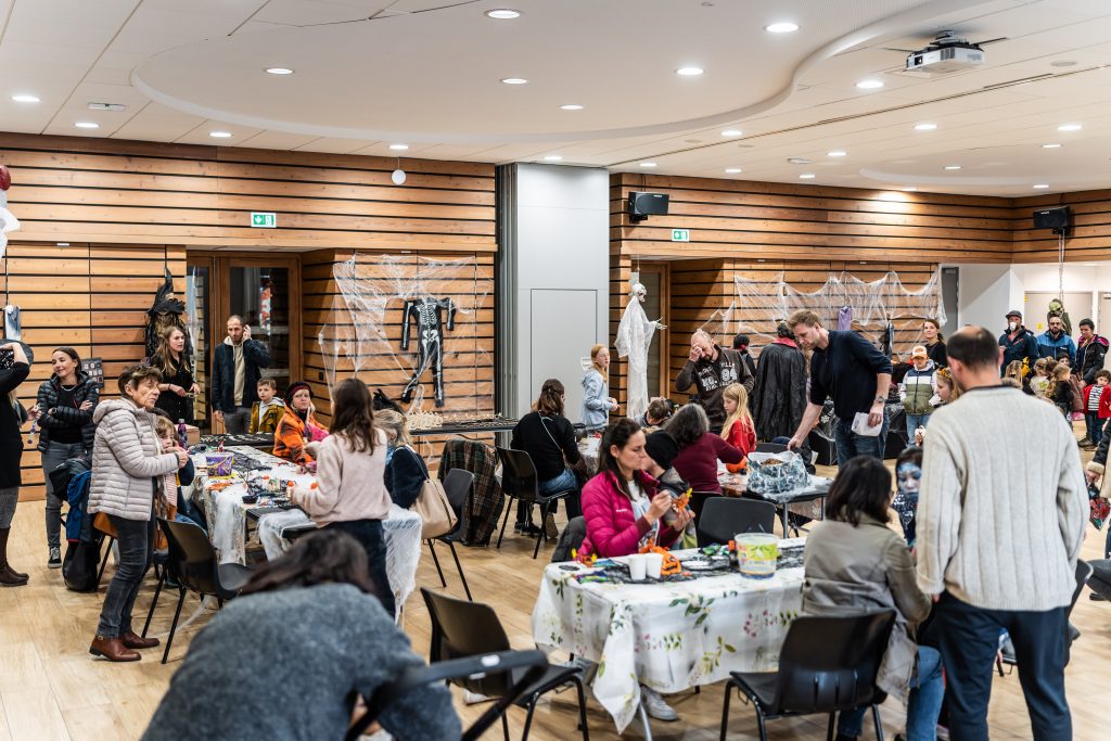Ateliers de création en bois pour Halloween dans la station de Courchevel. Les enfants fabriquent des magnets sur le thème d'Halloween, des baguettes, des lunettes-masques d'Halloween, des citrouilles en bois. Cette animation convient aux offices de tourisme et est accessibles aux enfants dès 3 ans et leurs familles ! Les Graines d'Eveil propose des ateliers de création de lunettes-masques d'Halloween en bois. C'est une animation sans inscription accessible aux enfants à partir de 3 ans et leurs familles. Ils décorent et assemblent leurs création. Ils repartent avec des lunettes d'Halloween gravés avec le nom de l'événement ou de la station de ski. Cette animation est à destination des stations de Savoie et offices de tourisme (Courchevel, Tignes, Val d'Isère, Sainte Foy, La Rosière, Les Arcs, Peisey-Vallandry, La Plagne, Val Thorens) et Haute Savoie (Megève, Combloux, Chamonix, Morzine les Gets, Annecy, Avoriaz, La Cluzaz...).