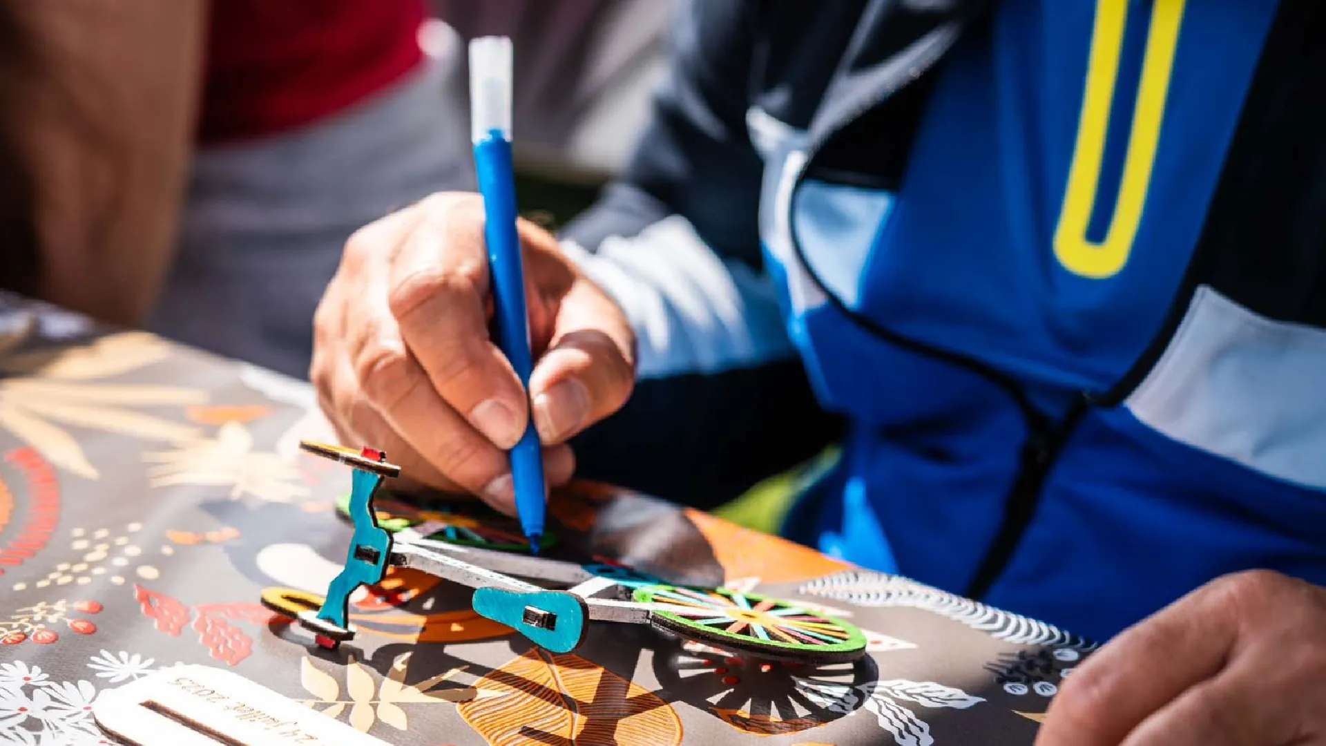 Ateliers de vélos et leurs socles. C'est une animation sans inscription accessible aux enfants à partir de 3 ans et leurs familles. Ils décorent et assemblent leurs création. Ils repartent avec un vélo et un maillot gravés avec le nom de l'événement ou de la station de ski. Cette animation est à destination du Tour de France et stations de Savoie (Courchevel, Tignes, Val d'Isère, Sainte Foy, La Rosière, Les Arcs, Peisey-Vallandry, La Plagne, Val Thorens) et Haute Savoie (Megève, Combloux, Chamonix, Morzine les Gets, Annecy, Avoriaz, La Cluzaz...). Ce sont des créations locales et durables fabriquées en Savoie