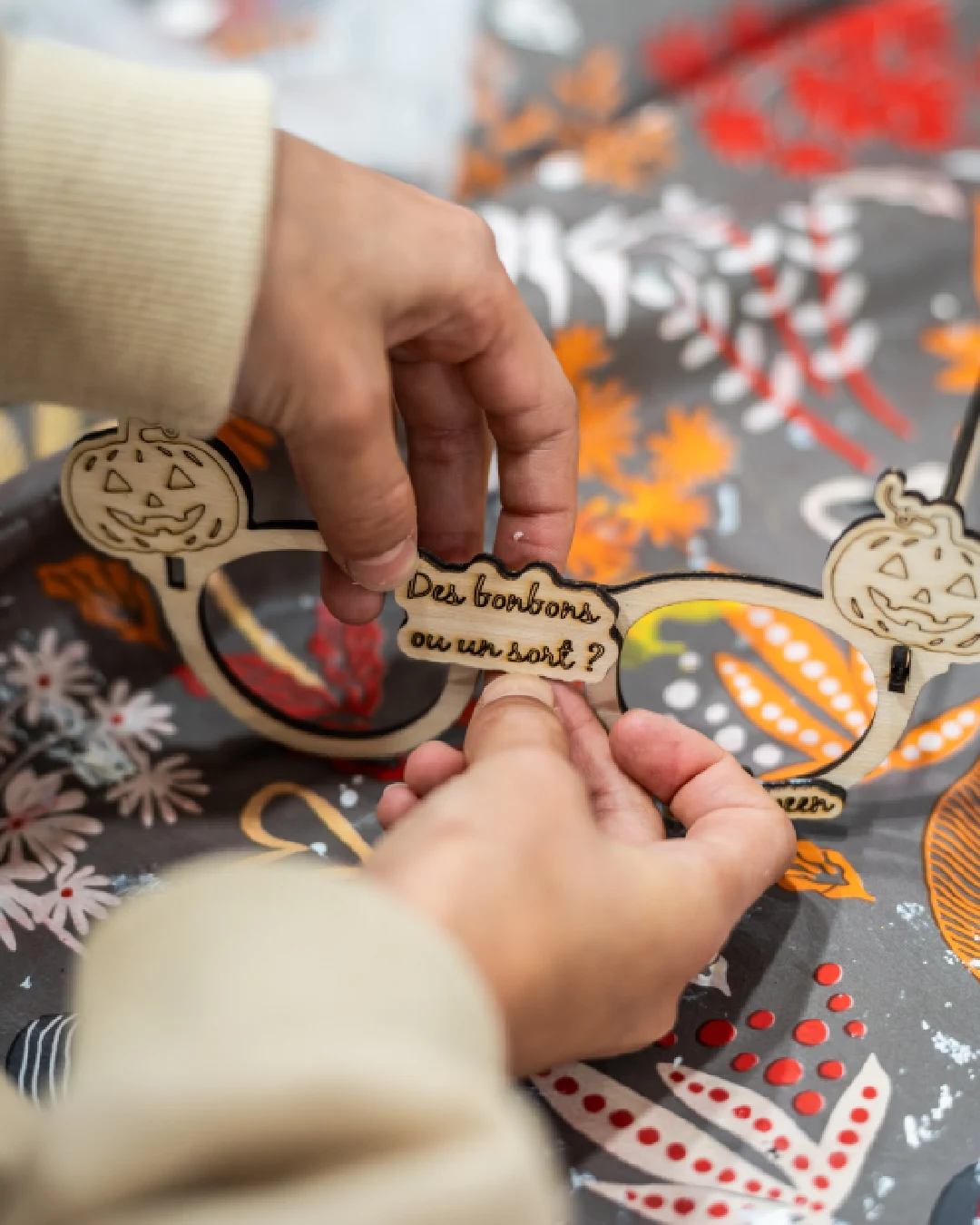 Ateliers de création en bois pour Halloween dans la station de Courchevel. Les enfants fabriquent des magnets sur le thème d'Halloween, des baguettes, des lunettes-masques d'Halloween, des citrouilles en bois. Cette animation convient aux offices de tourisme et est accessibles aux enfants dès 3 ans et leurs familles ! Les Graines d'Eveil propose des ateliers de création de lunettes-masques d'Halloween en bois. C'est une animation sans inscription accessible aux enfants à partir de 3 ans et leurs familles. Ils décorent et assemblent leurs création. Ils repartent avec des lunettes d'Halloween gravés avec le nom de l'événement ou de la station de ski. Cette animation est à destination des stations de Savoie et offices de tourisme (Courchevel, Tignes, Val d'Isère, Sainte Foy, La Rosière, Les Arcs, Peisey-Vallandry, La Plagne, Val Thorens) et Haute Savoie (Megève, Combloux, Chamonix, Morzine les Gets, Annecy, Avoriaz, La Cluzaz...).