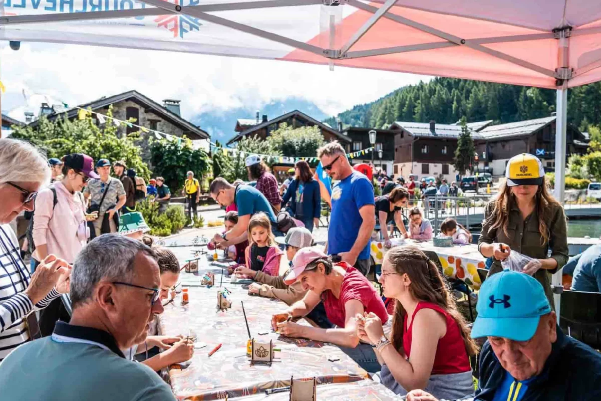 Ateliers de vélos et leurs socles. C'est une animation sans inscription accessible aux enfants à partir de 3 ans et leurs familles. Ils décorent et assemblent leurs création. Ils repartent avec un vélo et un maillot gravés avec le nom de l'événement ou de la station de ski. Cette animation est à destination du Tour de France et stations de Savoie (Courchevel, Tignes, Val d'Isère, Sainte Foy, La Rosière, Les Arcs, Peisey-Vallandry, La Plagne, Val Thorens) et Haute Savoie (Megève, Combloux, Chamonix, Morzine les Gets, Annecy, Avoriaz, La Cluzaz...). Ce sont des créations locales et durables fabriquées en Savoie