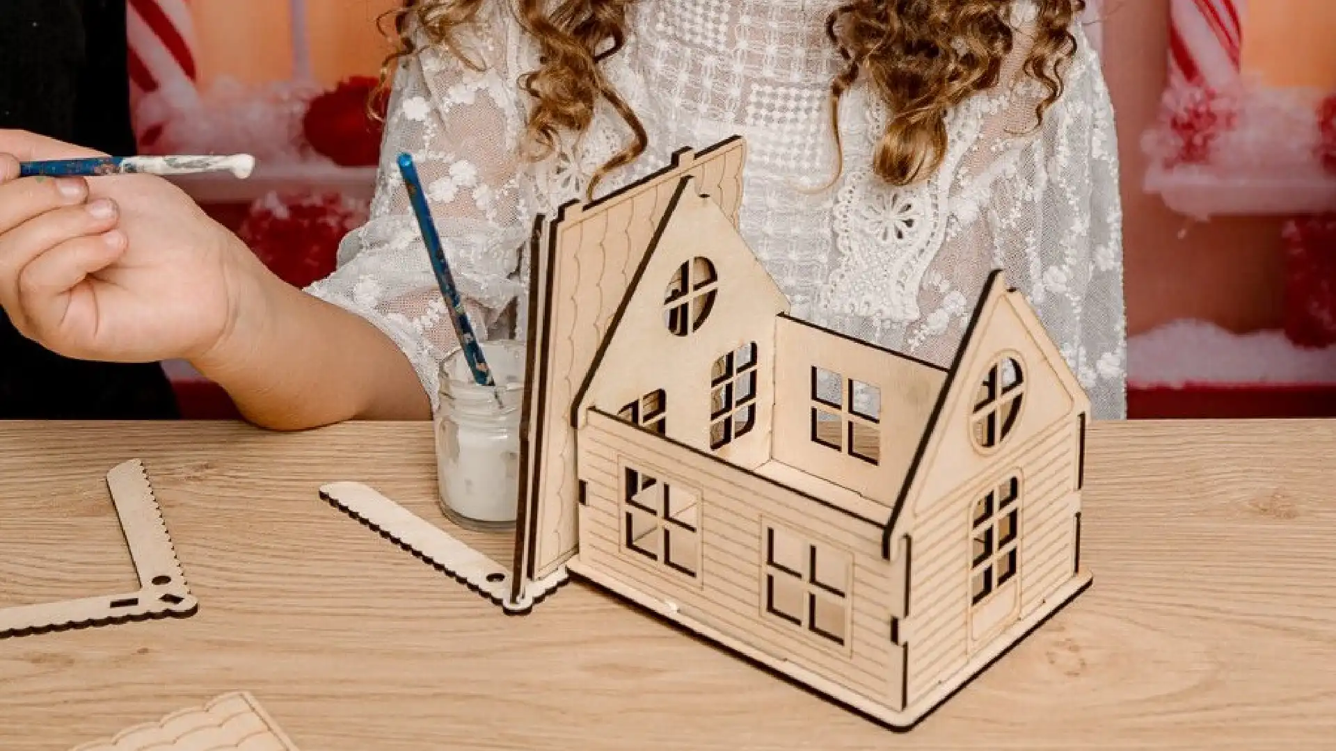 Les enfants aprticipent à un atelier en intérieur l'hiver et en extérieur l'été où il fabriqent leurs chalets en bois. Ateliers de création en bois pour les familles dans les stations de ski. Les enfants et les familles fabriquent un chalet en bois composée de 10 pièces en bois. Cette animation convient aux offices de tourisme est accessibles aux enfants dès 6 ans et leurs familles ! Cet événement est accessible avec et sans inscription aux enfants à partir de 6 ans et leurs familles. Ils décorent et assemblent leurs création. Ils repartent avec un chalet en bois gravés avec le nom de l'événement ou de la station de ski. Cette animation est à destination des stations de Savoie et offices de tourisme (Courchevel, Tignes, Val d'Isère, Sainte Foy, La Rosière, Les Arcs, Peisey-Vallandry, La Plagne, Val Thorens) et Haute Savoie (Megève, Combloux, Chamonix, Morzine les Gets, Annecy, Avoriaz, La Cluzaz...). Il le personnalise avec des mini-ski, des flocons, des étoiles, des sapins...
