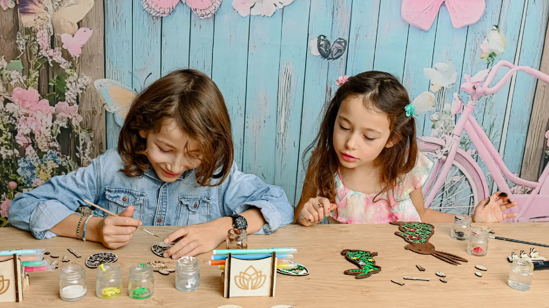 Un atelier de création en bois sur le thème de Pâques où les enfants fabriquent des lapins, des oeufs et des paniers en bois.