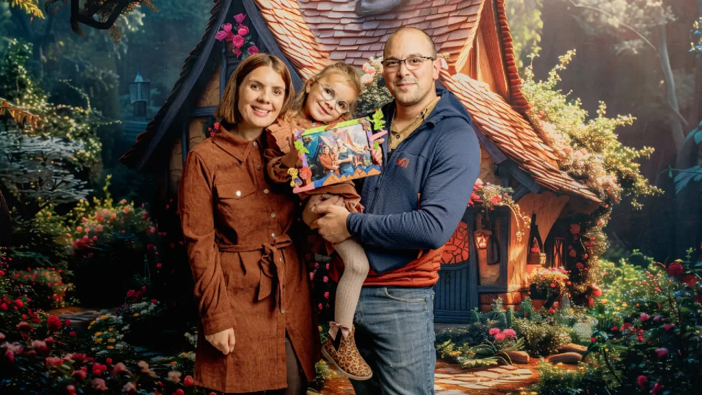 Ateliers shooting photo d'une famille devant le décor d'une cabane enchantée