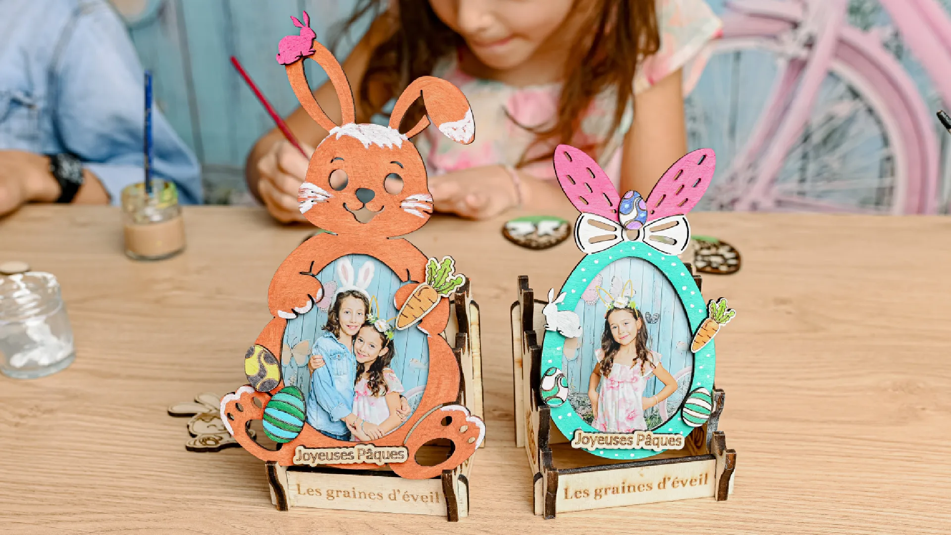 Lapin ou oeuf en bois personnalisés avec portraits d’enfants réalisés lors d’un atelier shooting photo. de Pâques