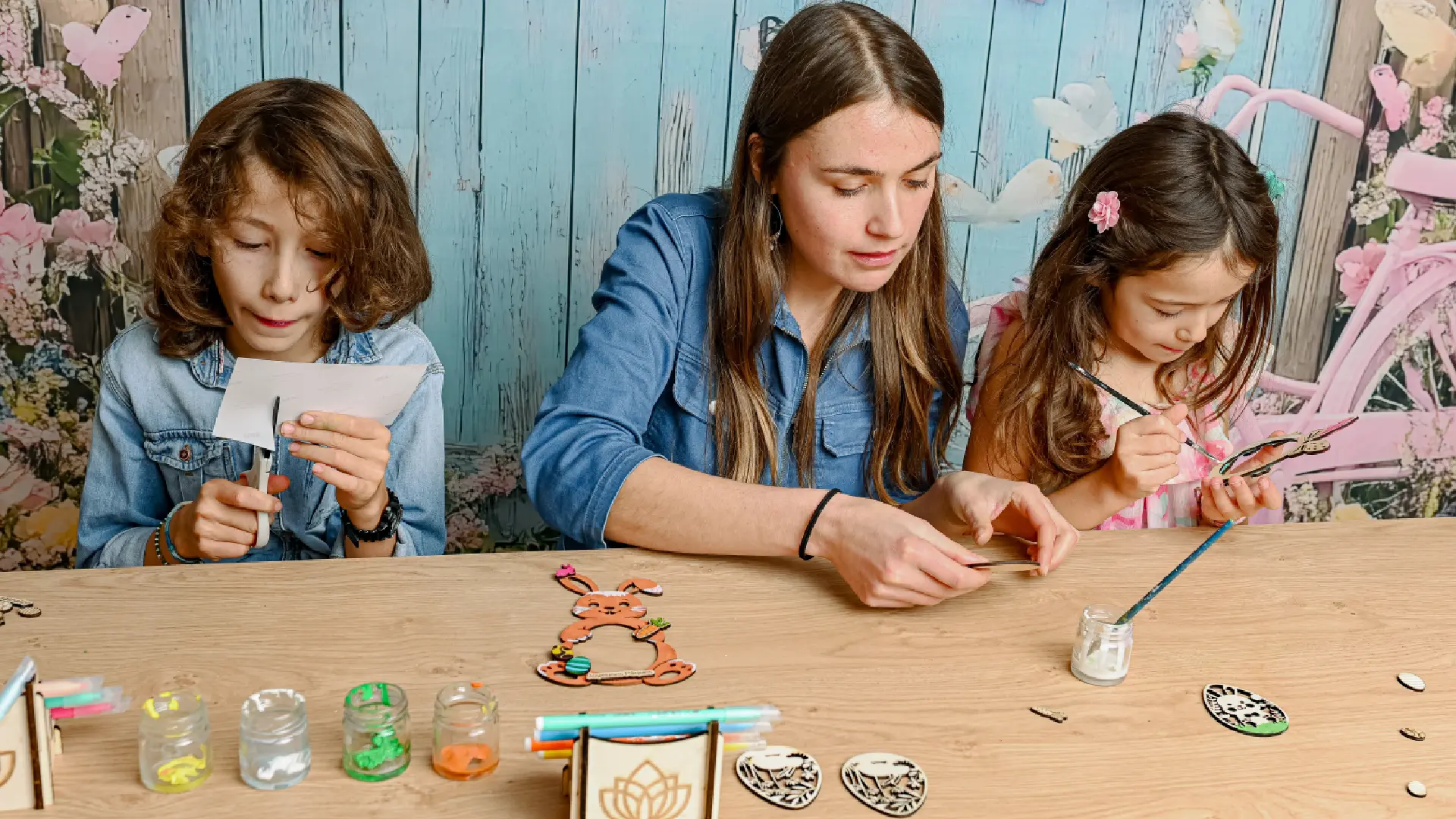 Ateliers de création d'un cadre lapin en bois où l'on glisse à l'intérieur un portrait photo.