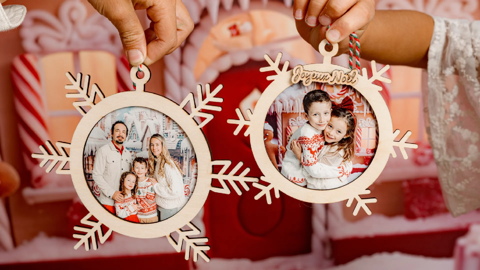 Boule de Noël en bois personnalisée avec portrait d’enfants réalisée lors d’un atelier shooting photo.